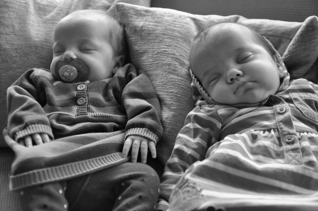 Bebés durmiendo en el sofá; insomnio infantil