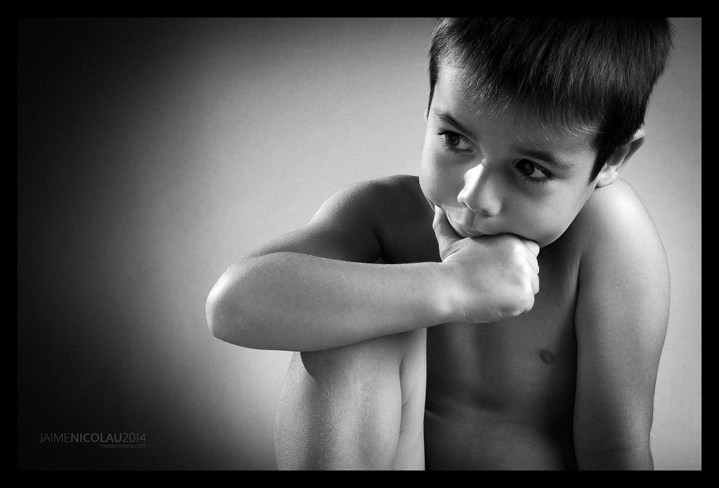 Niño pensativo; intervención temprana
