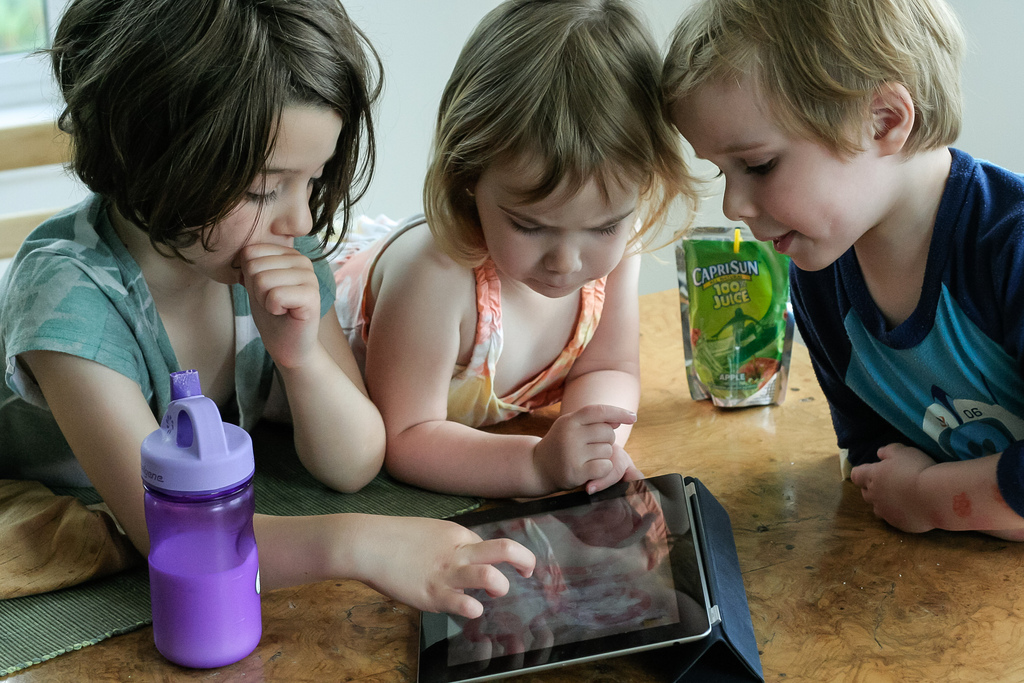 Niños jugando juntos con una tablet; llos niños y las tablets