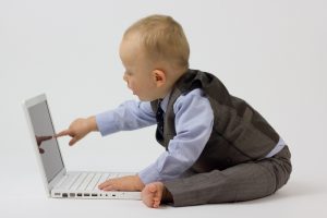 Bebé apuntando a la pantalla de un ordenador