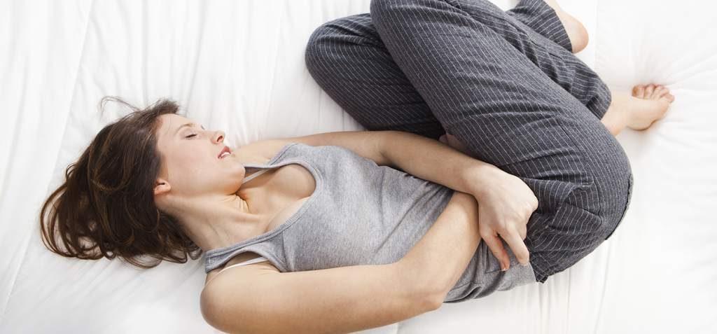 Mujer con dolor de fibromialgia. ¿Cómo reducir el dolor de la fibromialgia?